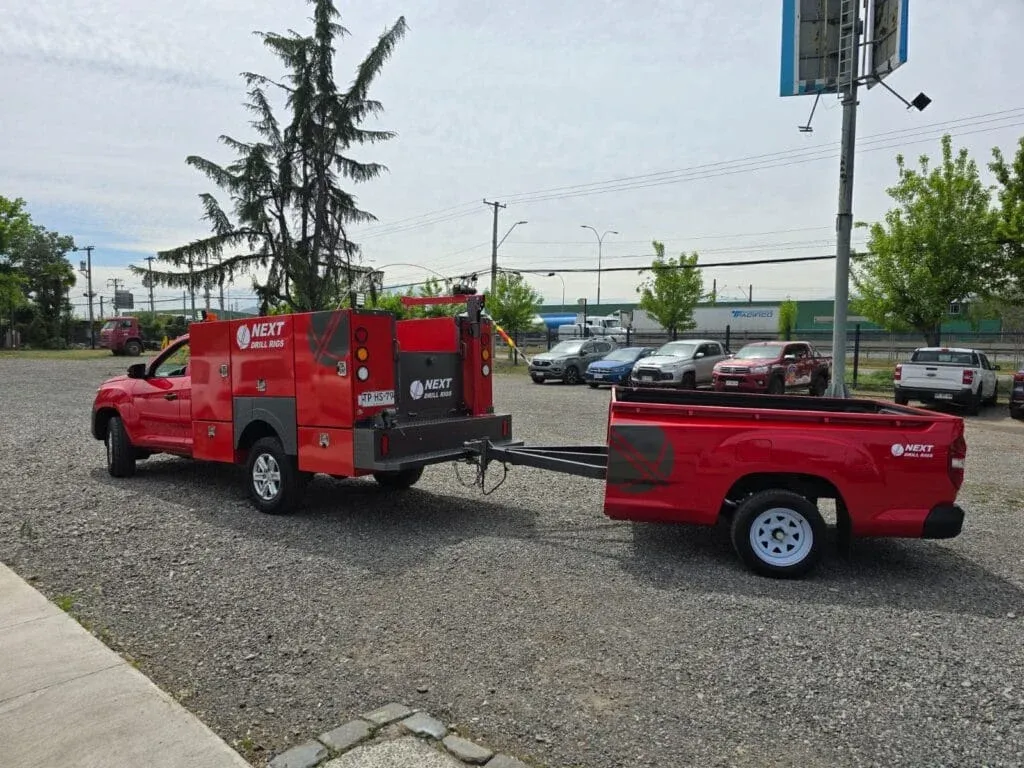 Camioneta de servicio en terreno, foto 2